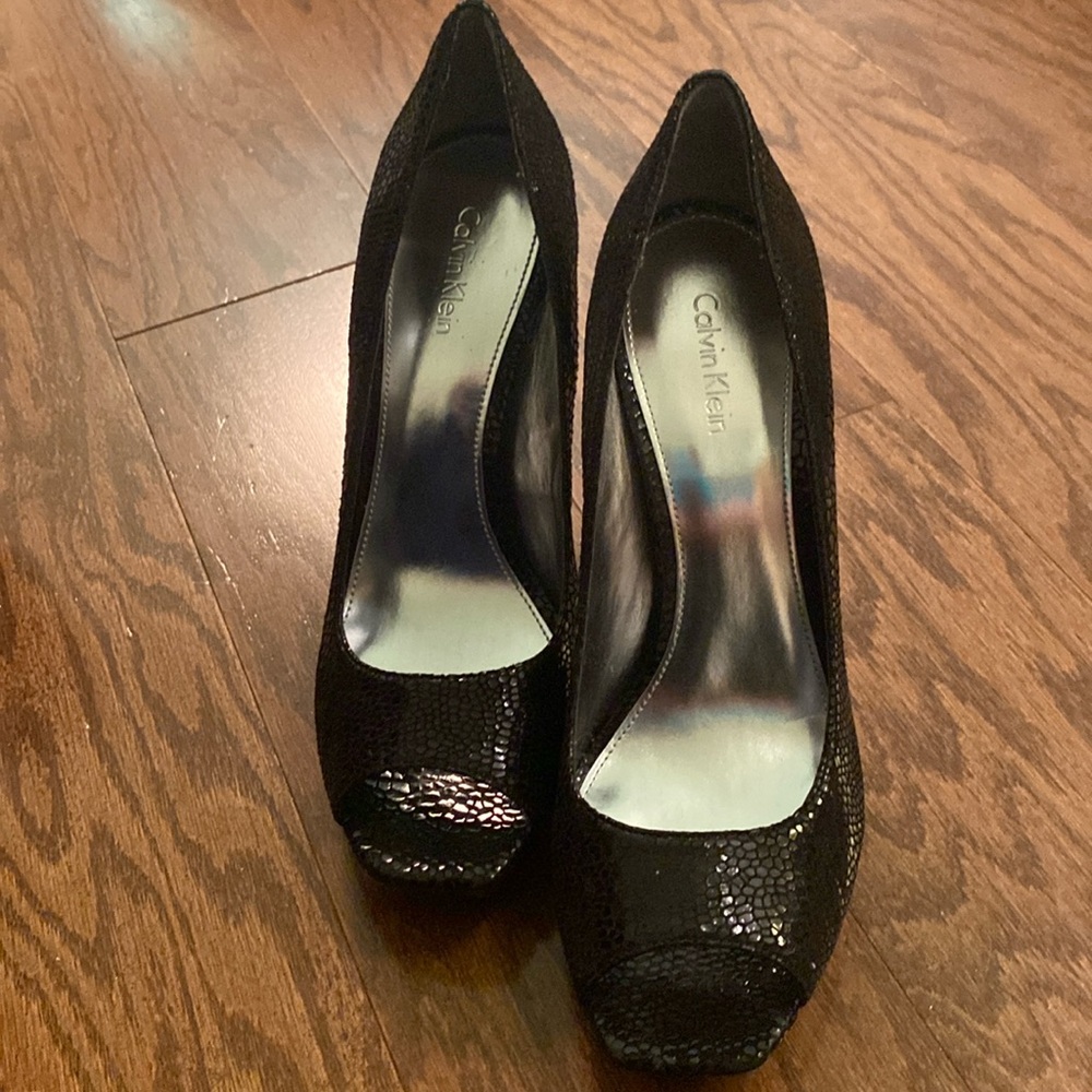 Calvin Klein Cora Metlc Honycmb NIB High Heels, Open Toed, 8M, 4.5” heels